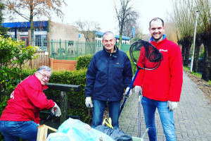 PvdA Nissewaard helpt bij parkenschoonmaak in Waterland
