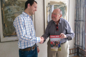 Eerste verkiezingsmagazine uitgereikt aan Karl Meijer
