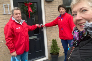PvdA deelt kerstballen uit in Hekelingen