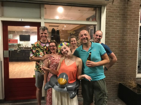 Tropische CLUB ROOD Pubquiz gewonnen door “Loes & Co.”