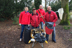 PvdA helpt bij parkenschoonmaak in Waterland