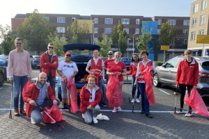 PvdA houdt schoonmaakactie rondom Winkelcentrum Akkerhof