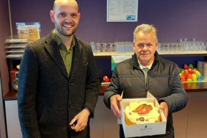 PvdA geeft taart aan Frans Wildenbeest
