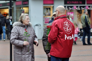 PvdA Nissewaard deelt boodschappenkaart uit