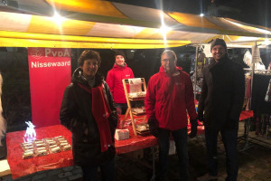 PvdA deelt uit op Kerstmarkt Hekelingen