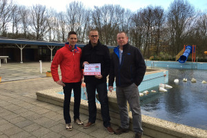 PvdA reikt cheque uit aan Bernissebad