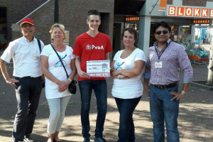 PvdA Nissewaard reikt cheque uit aan Bewonersgroep Waterland