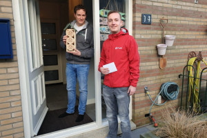 PvdA geeft bijenhotels weg aan vogeltellers