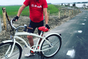 PvdA doet fiets cadeau vanwege voltooiing fietsrondje Voorne-Putten