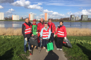 PvdA Nissewaard helpt mee aan schone oever Maasboulevard