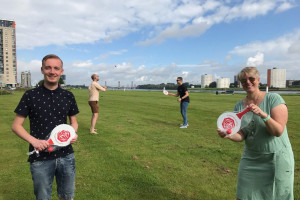 PvdA Nissewaard geeft beachball sets weg