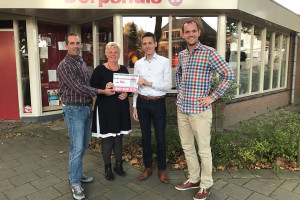 PvdA Nissewaard reikt cheque uit aan stichting Dorpshuis Abbenbroek