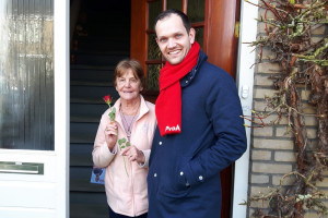 PvdA-lijsttrekker Wouter Struijk deelt Valentijnsrozen uit