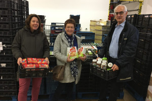 PvdA Nissewaard overhandigt boodschappen aan Voedselbank Spijkenisse