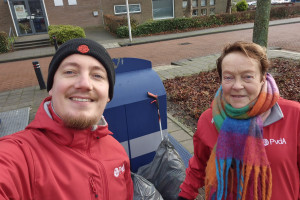 PvdA Nissewaard ruimt zwerfafval op rond Winkelcentrum ‘t Plateau