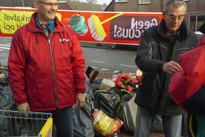 PvdA helpt mee vuurwerkafval opruimen