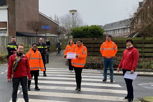 PvdA reikt Pluim van de Arbeid uit aan Oversteekcoaches Waterland