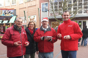 PvdA deelt rode kerstballen uit