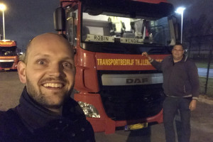 Wouter Struijk op de vrachtwagen tijdens Nacht van de Arbeid