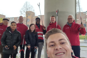 PvdA houdt schoonmaakactie rondom metrostation Spijkenisse Centrum