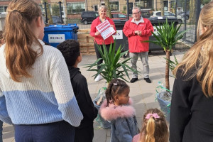 PvdA reikt boompjes uit aan scholen