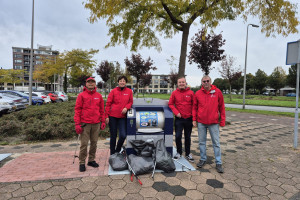 PvdA Nissewaard ruimt afval op in Winkelcentrum Maaswijk