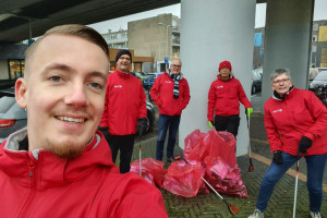 PvdA ruimt zwerfafval op rondom de Akkerhof