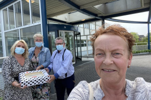 PvdA verrast Spijkenisse MC met taart