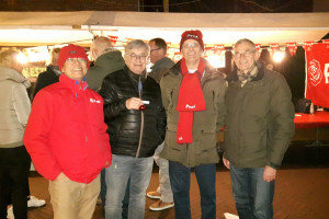PvdA deelt kerstballen uit op kerstmarkt Hekelingen