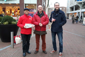 PvdA Nissewaard deelt kruidnoten uit