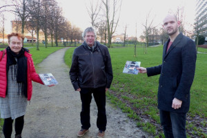PvdA ontvangt boek Wegvluchten van Dick Gebuys