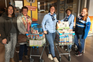 PvdA doet boodschappen voor de Voedselbank Spijkenisse